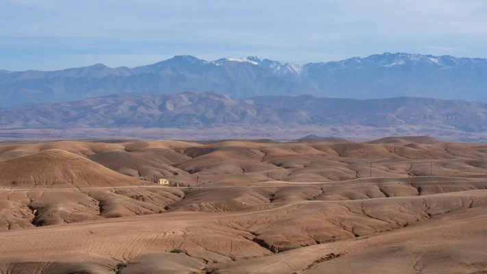 Does Agafay Desert have sand dunes?