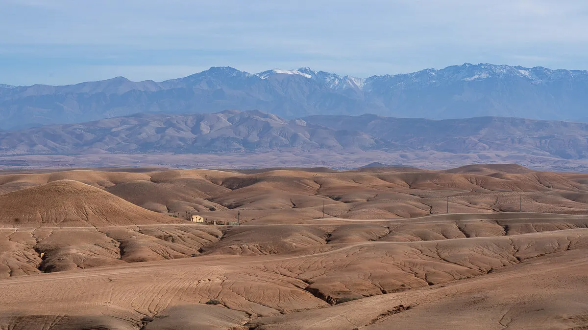 Does Agafay Desert have sand dunes?